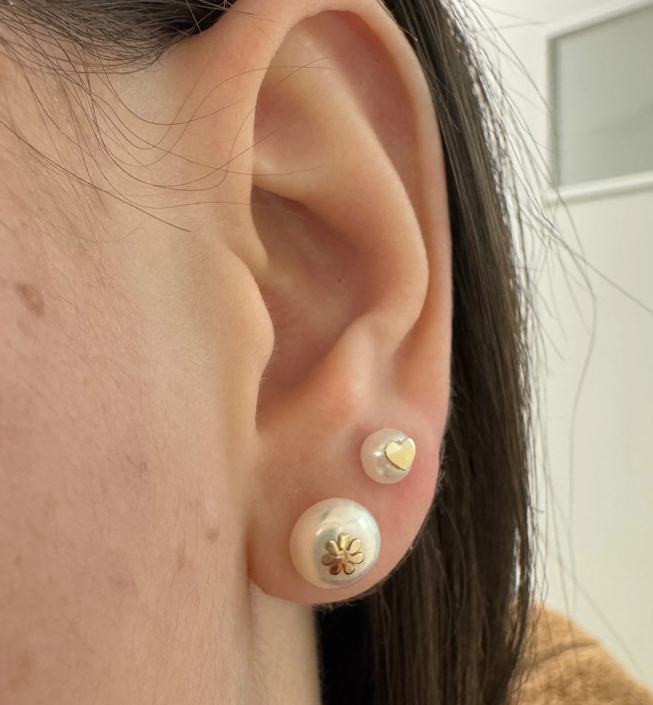 Gold Heart or Flower Accent Motif on Pearl Stud Earring - Image 3