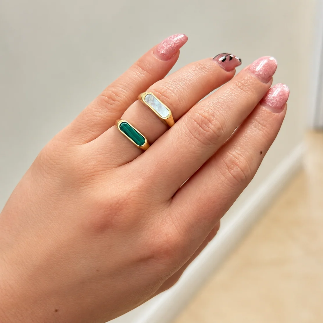 Malachite or Mother of Pearl Signet Ring - Image 2