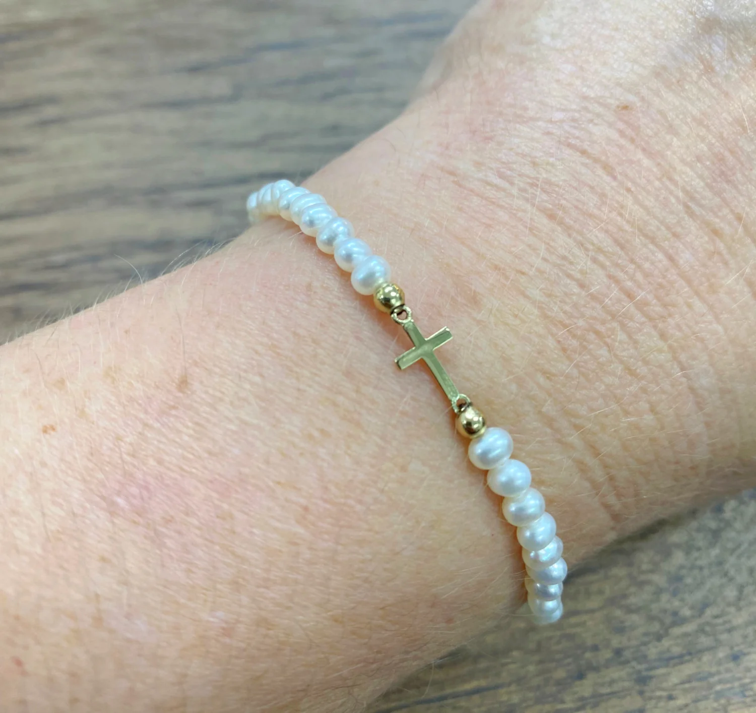 Mini Gold Cross Freshwater Pearl Elastic Bracelet - Image 5